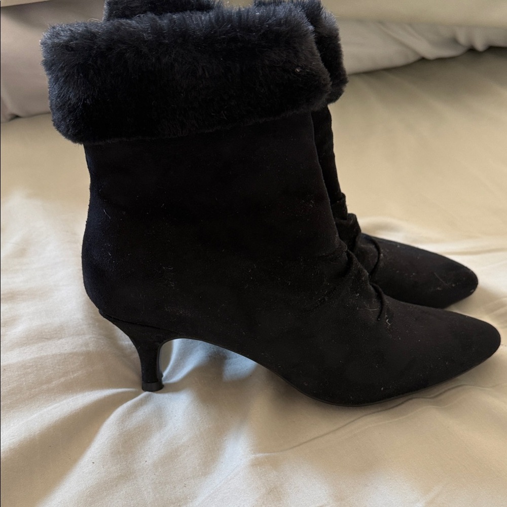 Chic Black Fur-Trimmed Heeled Boots
